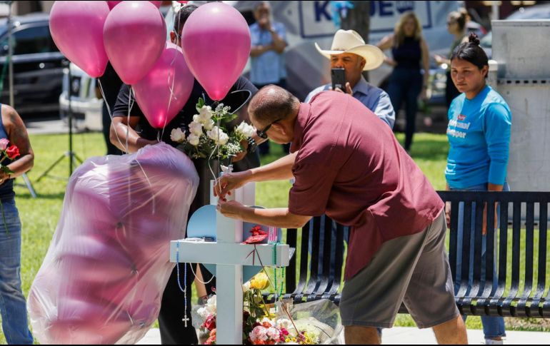Las 21 víctimas mortales del tiroteo se encontraban en la misma aula, pero cuando la Policía finalmente logró acceder, también halló en ella a niños con vida. EFE / T. Maury