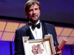 Un emocionado Ruben Ostlund resultó ganador de uno de los máximos premios otorgados en el mundo del cine. AFP/V. Hache