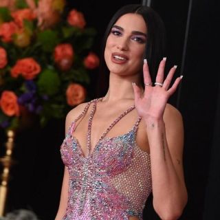 Dua Lipa: ¡En evidencia! La cantante se cae en concierto y revela playback (VIDEO)