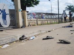 Socorristas lograron sacar los cadáveres de las personas pisoteadas y llevarlos a la morgue. AP