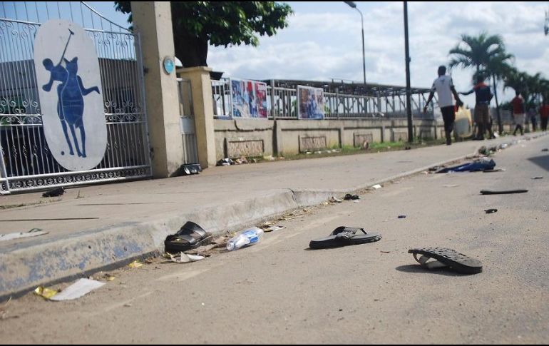 Socorristas lograron sacar los cadáveres de las personas pisoteadas y llevarlos a la morgue. AP