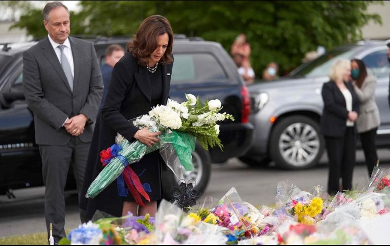 Kamala Harris deja un ramo de flores en el memorial dedicado a las víctimas de un tiroteo en un supermercado de Búfalo. AFP/G. Robins