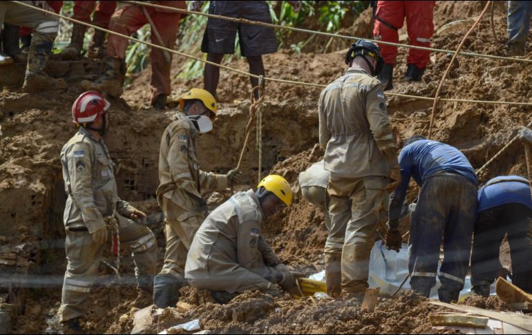 Bomberos trabajan en el área de un deslizamiento de tierra provocado por fuertes lluvias en el barrio Córrego do Jenipapo de la ciudad de Recife. EFE/G. Paparazzi