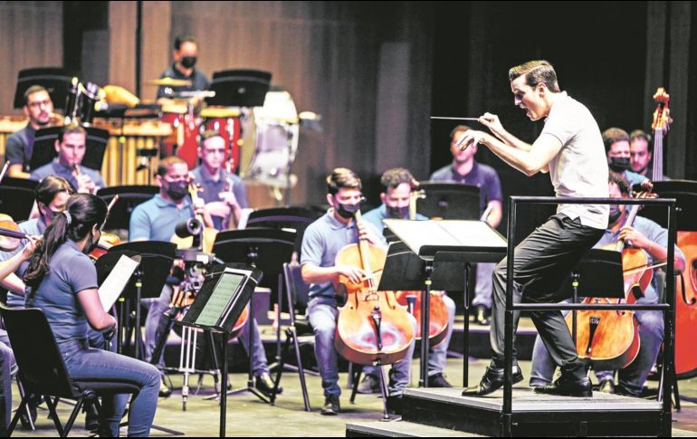 Su primer álbum se compone de 13 temas enfocados en enaltecer la identidad mexicana. ESPECIAL