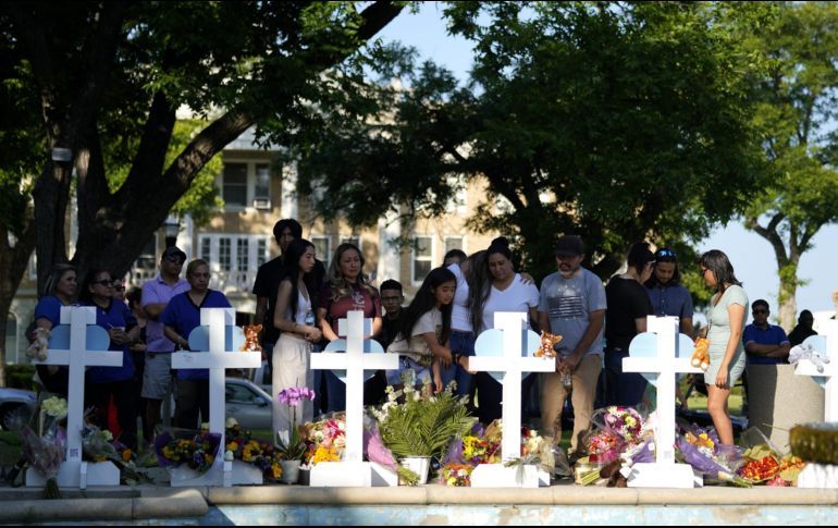 Familiares de la víctimas del ataque en Uvalde realizan homenajes tras la tragedia. XINHUA/W. Xiaoling