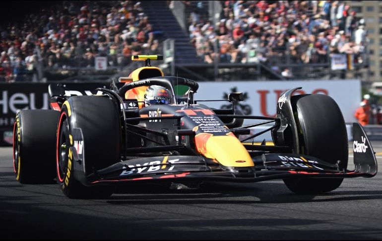 Loa corredores decidieron bajarse de sus monoplazas y esperar que la lluvia termine; “Checo” Pérez arrancará en tercer puesto. EFE / ARCHIVO