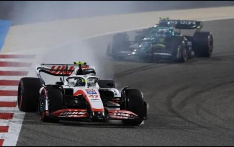 Este accidente dejó partido en dos el auto de Mick Schumacher. AFP / ARCHIVO
