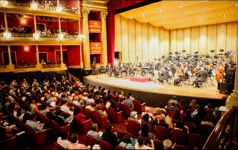 El público se dispuso a pasar un momento agradable con el programa que abría con el estreno en México de 