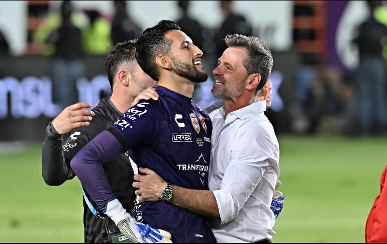 Diego Cocca celebrando con Camilo Vargas. IMAGO7