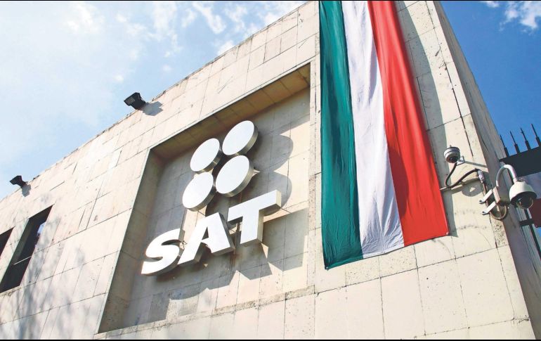 Largas filas se han visto en las instalaciones del SAT para obtener la Constancia Fiscal. EL INFORMADOR/ Archivo