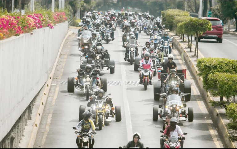 Los motociclistas que participaron ayer en el recorrido por la ciudad llamaron la atención de los habitantes. EL INFORMADOR/ G. Gallo