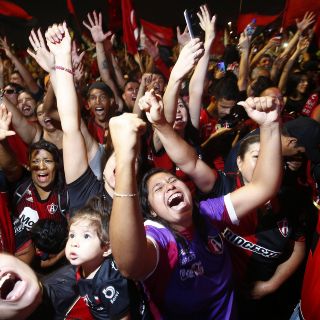 López Obrador felicita a "Checo" Pérez y al Atlas por sus triunfos