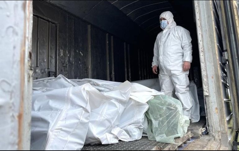 Los cuerpos de decenas de soldados rusos fueron descubiertos cerca de Kyiv y han sido colocados en vagones de tren.