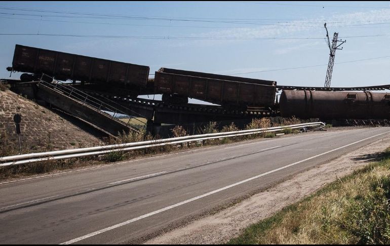 Gracias a su entrenamiento físico y a su bicicleta, un hombre ucraniano pudo salir ileso de los bombardeos que lo rodeaban. EFE / ARCHIVO