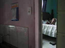 La exposición prolongada de la luz azul de las pantallas del celular podría suprimir la producción de melatonina en el cerebro, una hormona que ayuda con el tiempo de sueño y los ritmos circadianos. AP / ARCHIVO