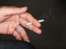 Cada una de los 4.5 billones de colillas que terminan en nuestros océanos, ríos, aceras y playas cada año puede contaminar 100 litros de agua. EFE/L. Thai