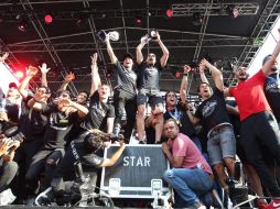 Jugadores, cuerpo técnico y directivos del Atlas ya festejan con su gente. EL INFORMADOR/A. CAMACHO