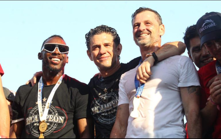 La Fiel respondió con el canto emotivo hacia el entrenador de los Zorros. EL INFORMADOR/A. CAMACHO