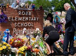Joe Biden junto a su esposa Jill colocaron flores en el memorial dedicado a las víctimas. AP/E. Vucci
