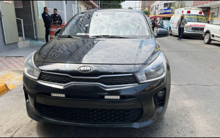 En el interior del coche en el que intentó escapar el asaltante se aseguró un arma de fuego y el dinero del botín del robo de la tienda. ESPECIAL/Policía GDL