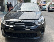 En el interior del coche en el que intentó escapar el asaltante se aseguró un arma de fuego y el dinero del botín del robo de la tienda. ESPECIAL/Policía GDL