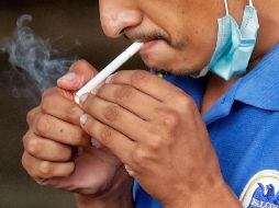 Aunque tratan de dejar el cigarro, la ansiedad por fumar es más grande, coinciden entrevistados. EFE/G. Amador
