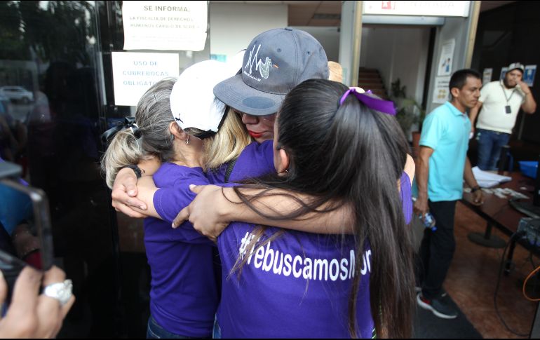 Tras aproximadamente hora y media salió la joven con su familia y amigos, quienes la esperaban afuera de la Fiscalía de Jalisco. EL INFORMADOR/A. Camacho