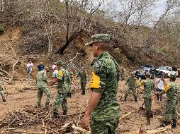 Soldados del Ejército Mexicano socorren a la población afectada en Pochutla. SUN