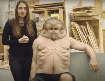 El humanoide Graham fue modelado por la escultora Patricia Piccinini, en colaboración con médicos cirujanos expertos en traumas del Royal Melbourne Hospital en una campaña de concientización vial en Australia. YOU TUBE/Transport Accident Commission Victoria