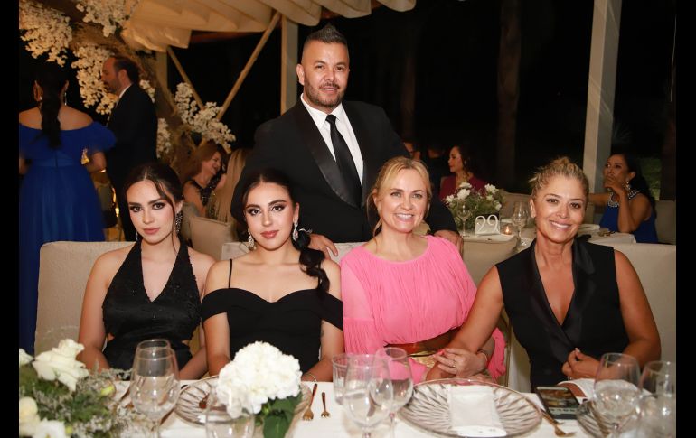 Mariana Zendejas, Arantza Garibay, Omar Ledezma, Yoli Sánchez y Laura Tinojo. GENTE BIEN JALISCO/Antonio Martínez