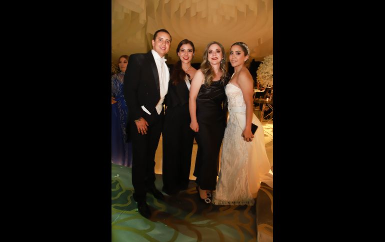 Raul Nuño, Daniela Orozco, Karina González y Flor Camarena. GENTE BIEN JALISCO/Antonio Martínez