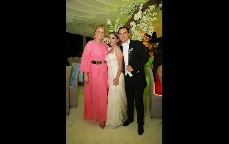 Yoli Sánchez, Flor Camarena y Raúl Nuño. GENTE BIEN JALISCO/Antonio Martínez