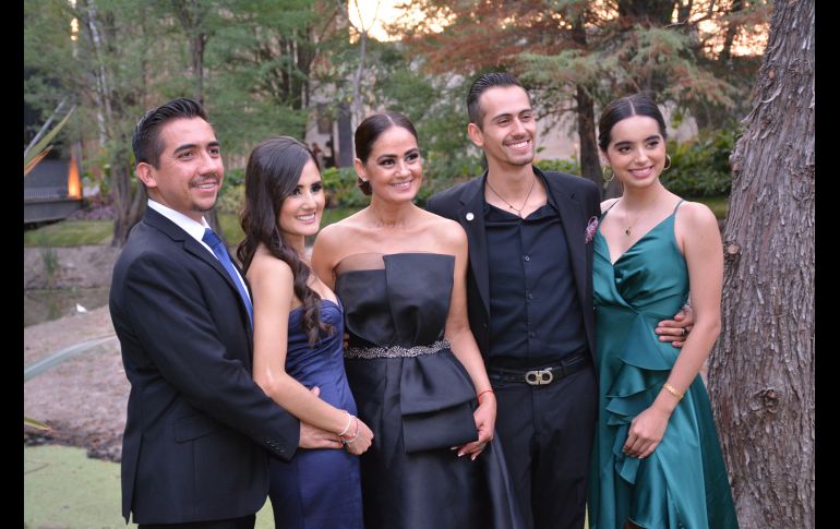 Luis Durán, Iris Newton, Lupita Newton, Julio Newton y Miry Torres. GENTE BIEN JALISCO/Marifer Rached