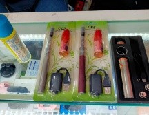 En diferentes plazas y locales de Guadalajara aún continúan vendiendo vapeadores y cigarros electrónicos. EL INFROMADOR/ E. Gómez