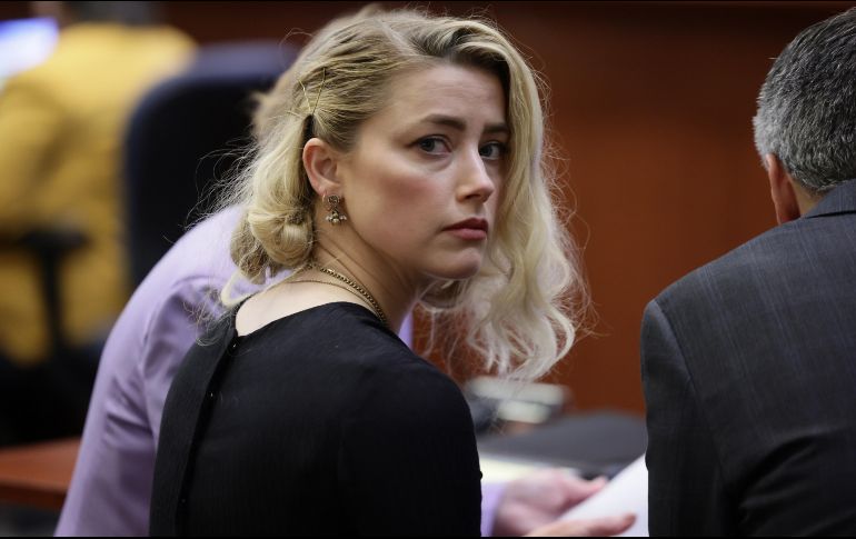 Un artista callejero español pintó un mural de Amber con una nariz de 