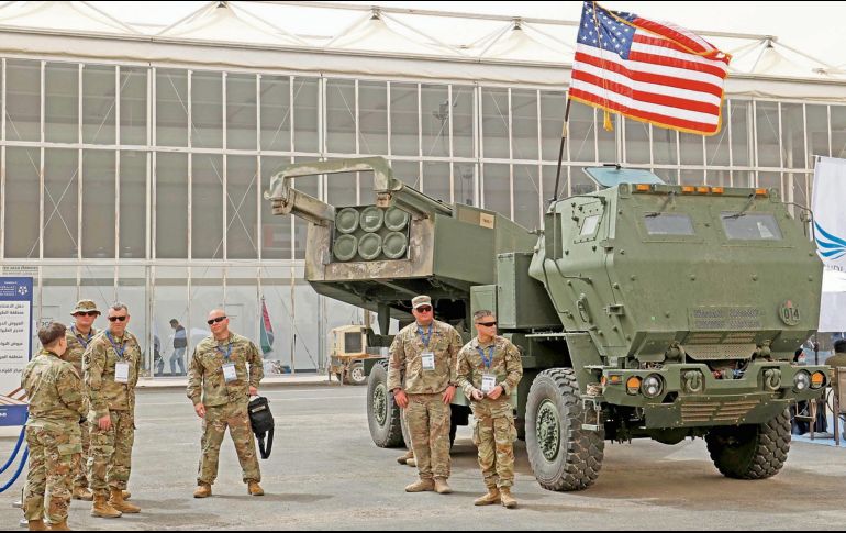 La batería Himars tiene un alcance entre 70 y 80 kilómetros. Cada carga es de seis misiles y se operan desde una unidad móvil.  AFP