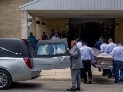 Familiares y amigos  dan el último adiós a la víctimas. AFP/B. Bell