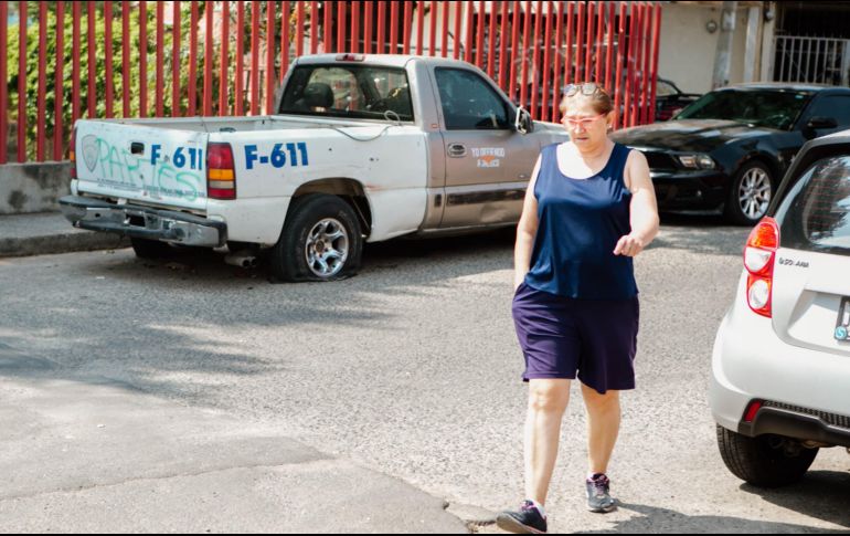 Una “patrulla” de la Policía Vial del Estado dejó de circular y ahora es un esqueleto cuyas partes están a la venta en la Colonia 1 de Mayo, en Guadalajara. EL INFORMADOR/G. Gallo