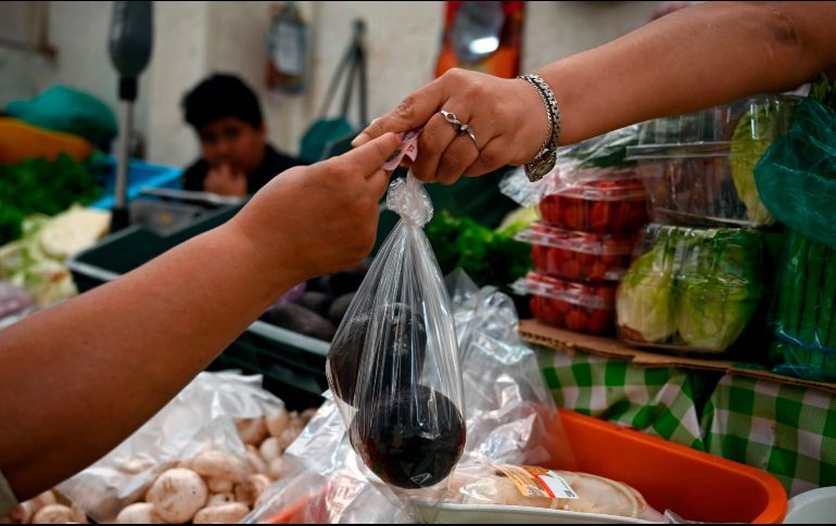 El Indicador de Confianza del Consumidor, elaborado de manera conjunta por el Inegi y el Banco de México, fue de 44.2 puntos, mismo nivel que el mes previo. AFP / ARCHIVO