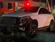 Hombre destroza su camioneta de lujo tras chocar en Zapopan
