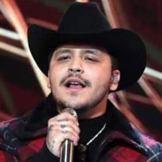 Christian Nodal intenta besar a una fan; así reaccionó ella (VIDEO)