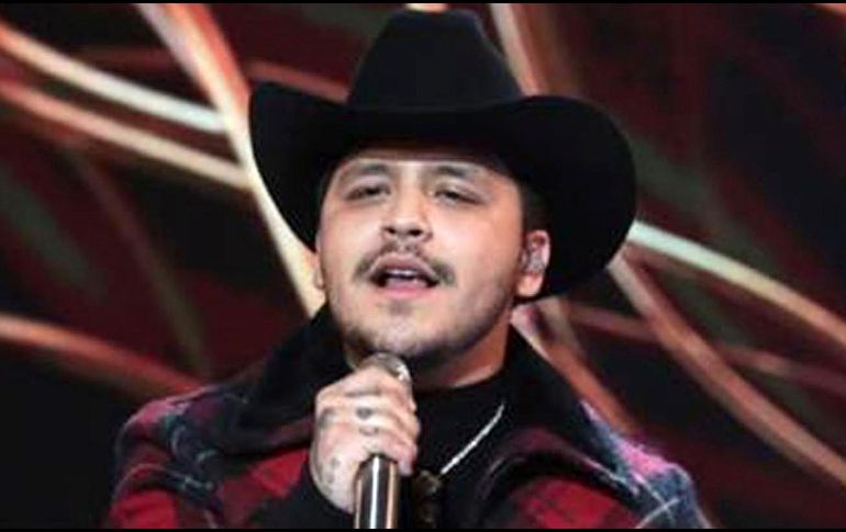 Christian Nodal intenta besar a una fan pero ella lo rechaza y el momento se viraliza en las redes. SUN / ARCHIVO