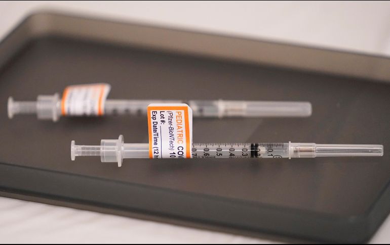 Detallan que el gobierno de Joe Biden tiene un suministro inicial de 10 millones de dosis disponibles para niños menores de cinco años. AP/ARCHIVO