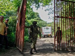Soldados resguardan la entrada de la mina donde quedaron atrapadas 14 personas en Colombia. AFP/S. Mendoza