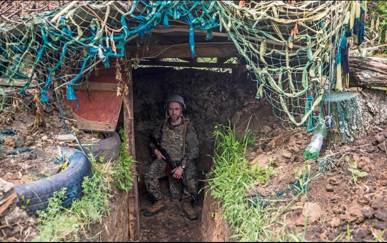 En Járakov, soldados ucranianos defienden el territorio de los ataques de Rusia. EFE