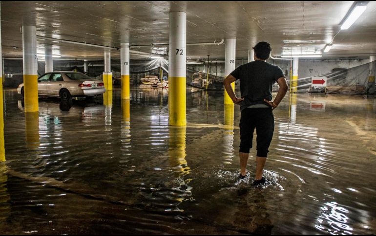 La zona sureste de Florida ha registrado en las últimas horas fuertes y persistentes precipitaciones debido a dicha tormenta que este sábado cruzará la península. EFE / ARCHIVO