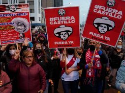 La Policía impidió que los manifestantes contra Castillo chocaran contra otros que lo apoyan. AP/M. Mejía