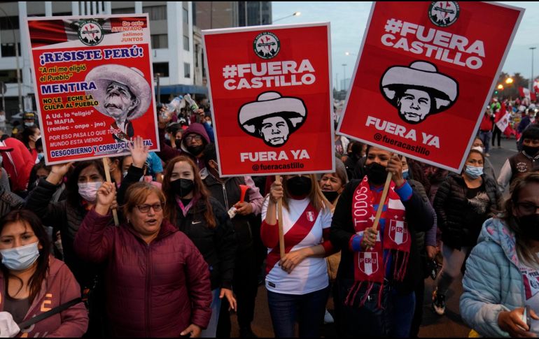 La Policía impidió que los manifestantes contra Castillo chocaran contra otros que lo apoyan. AP/M. Mejía
