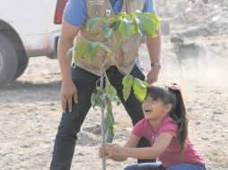 El municipio busca involucrar a los niños en el cuidado de los árboles. ESPECIAL