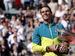 Nadal se convirtió en el más veterano en levantar la Copa de los Mosqueteros. EFE / C. Petit Tesson